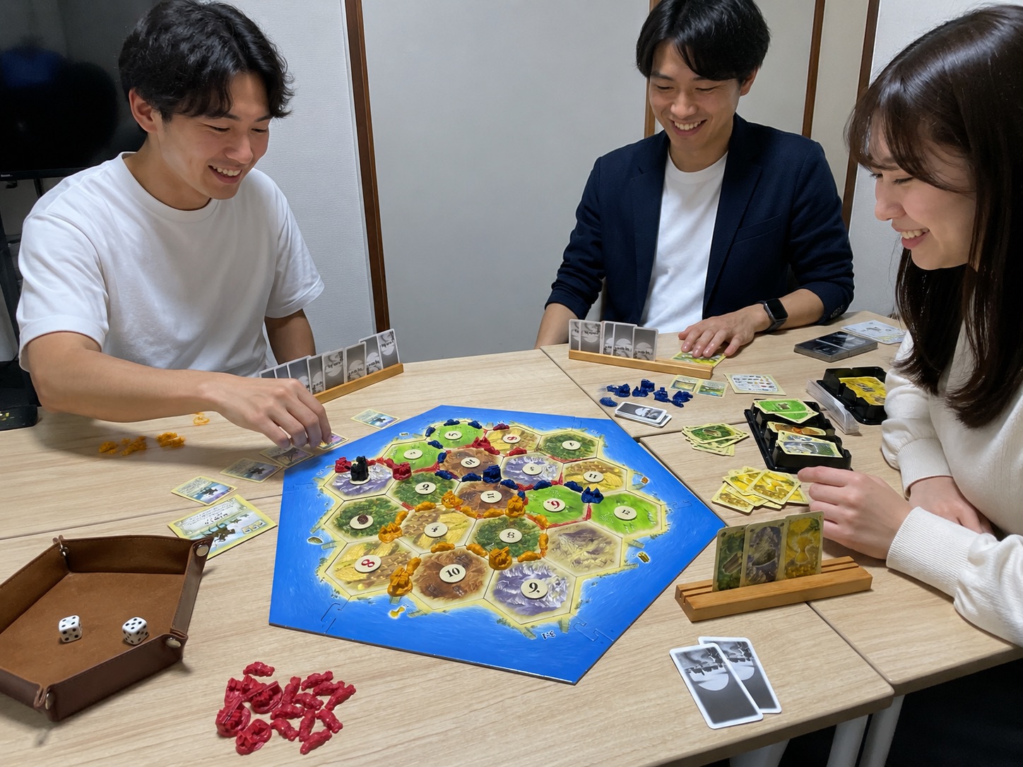 ボードゲームを楽しむ参加者たちの手元とゲーム盤